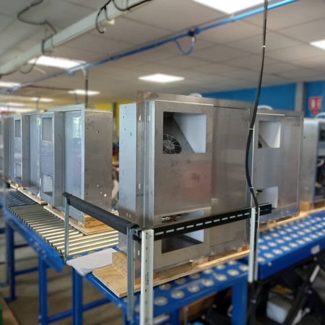 Assemblage de climatiseurs industriels par Eurodifroid