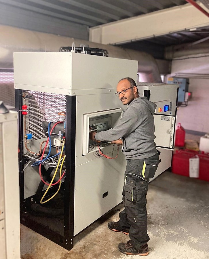 Mise en service d'un refroidisseur d'eau sur un site industriel de fabrication de parfums haut de gamme.