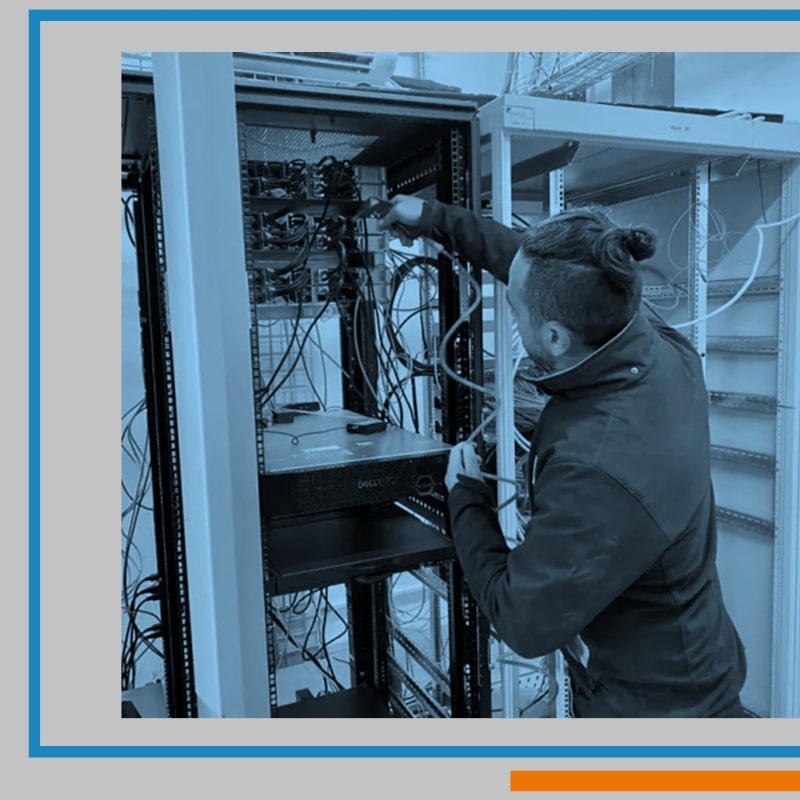 Maintenance régulière sur un climatiseur pour armoire technique